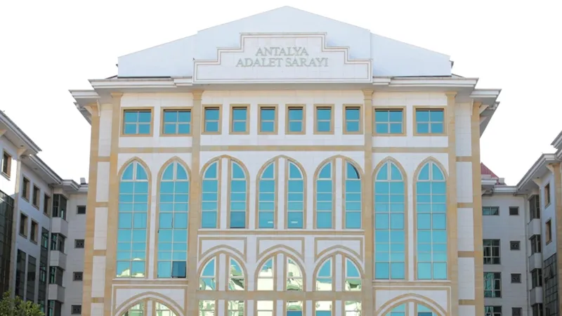 Antalya'da belediyeye yeni operasyon! Çok sayıda gözaltı var