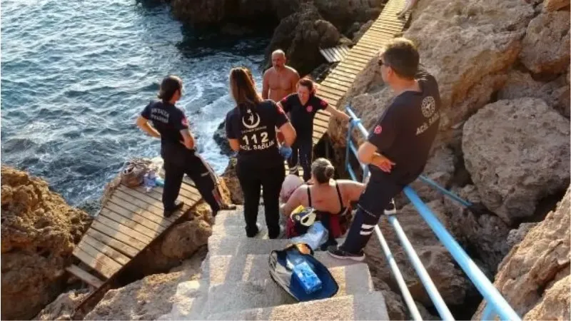 Antalya'da falezlerden kayalık alana düşen Rus kadın kurtarıldı