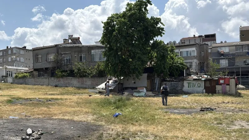 Bağcılar’da boş arazide erkek cesedi bulundu