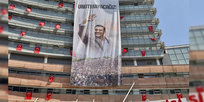 CHP Genel Merkezi'ne Ferdi Zeyrek pankartı: Unutmayacağız!