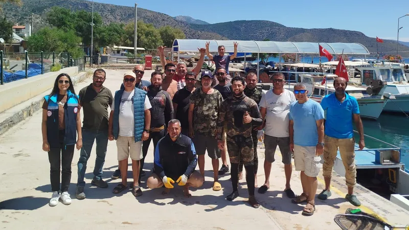 Datça'da deniz dibinden yaklaşık 2 ton atık çıkarıldı