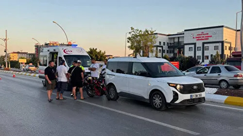 Edirne'de motosiklet başpehlivanın kullandığı araca çarptı