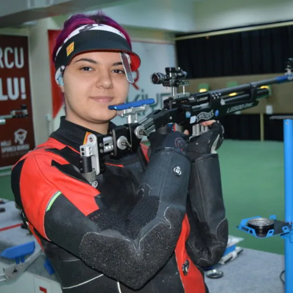 Elif Berfin Altun'dan havalı tüfekte Türkiye rekoru