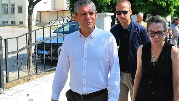 Ferdi Zeyrek’in kızı sınava Özgür Özel ile geldi