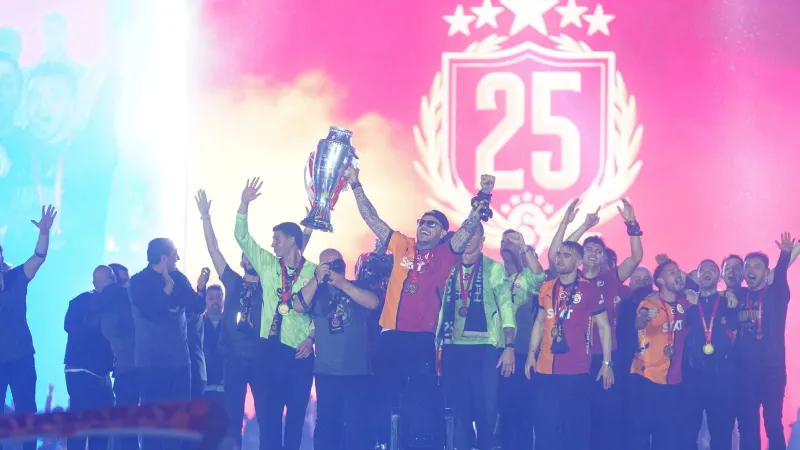 Galatasaray şampiyonluğu dev 5 yıldızla kutladı; onbinlerce taraftar Yenikapı'da insan seli oluşturdu