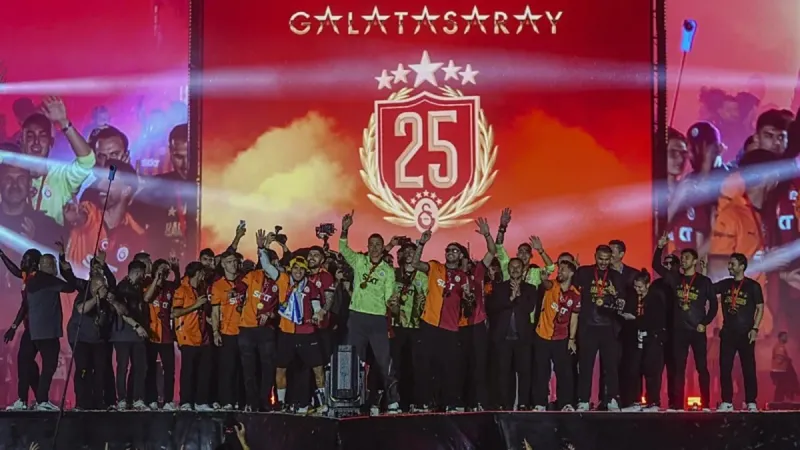 Galatasaray'da iki ayrılık birden! Gözyaşlarıyla veda ettiler