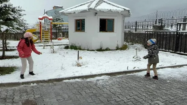 Hava sıcaklığı eksi 8 dereceye düştü! Kar yağışı başladı | Karın keyfini çocuklar çıkardı
