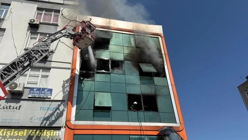 İş merkezinde yangın: 2 işçi atlayarak kurtulmaya çalıştı