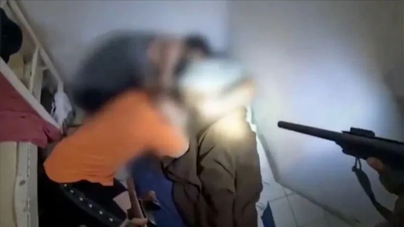 İsrail Özel Güçleri'nden Filistinli tutsaklara baskın