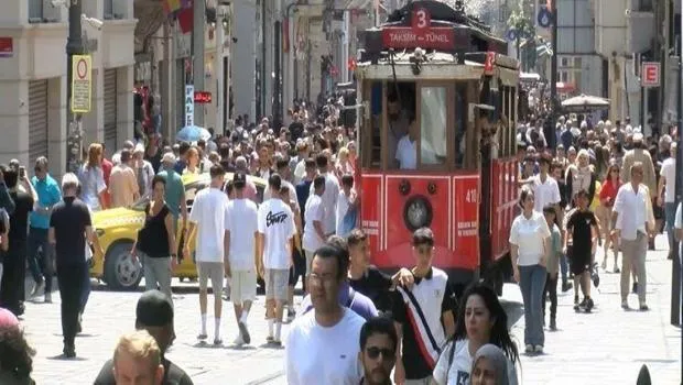 İstiklal Caddesi’nde insan seli, meydan doldu taştı