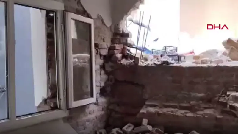 İzmir'de tünel çalışması sırasında bir evin duvarı yıkıldı