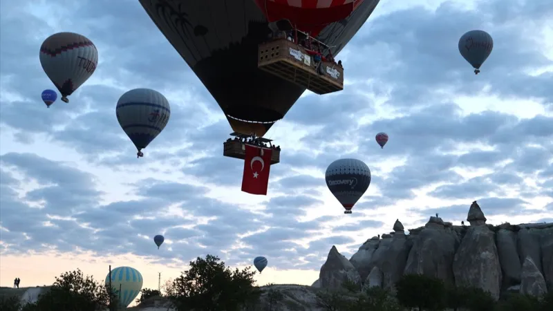 Kapadokya Semaları Türk Bayrakları ve Atatürk Posterleriyle Renklendi