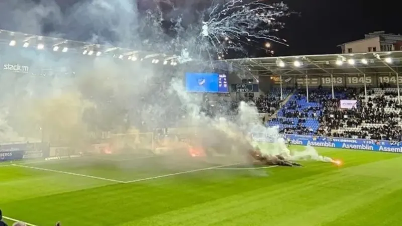 Küme düşen takımın taraftarları sahaya zarar verdi!