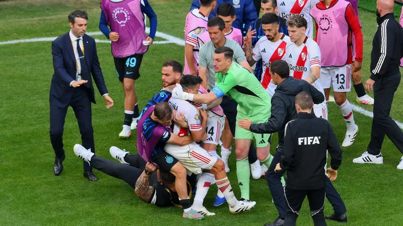Kupada bir bu olmamıştı, Inter River Plate maçı güreşe döndü, Dumfries'e sopa atıldı!