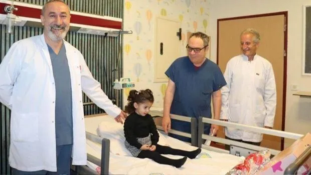 Midesinden yemek borusu yaptılar! Lavabo açıcı içen çocuk sağlığına kavuştu