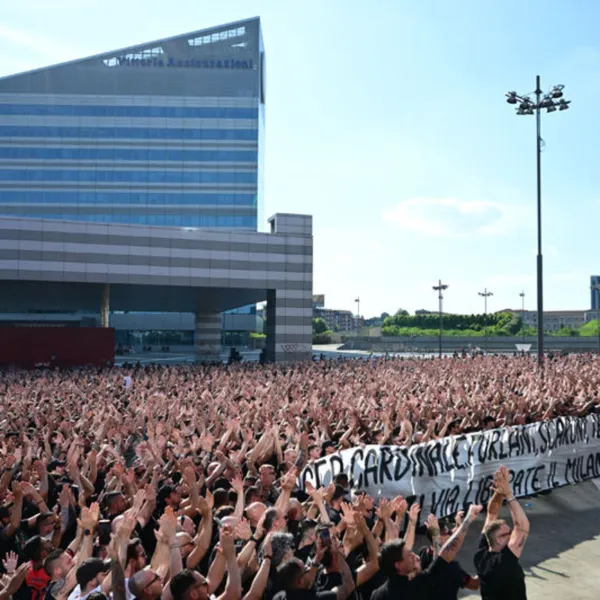 Milan taraftarları, yönetimi protesto etti!