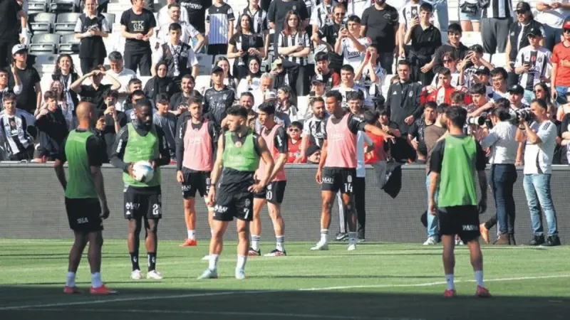 Beşiktaş İdmanında Coşku Seli! Taraftarın Yoğun İlgisi Şaşırttı