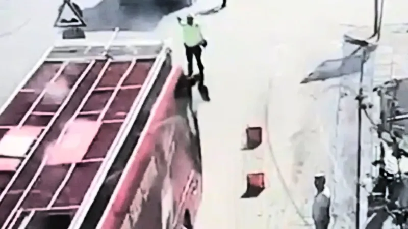 CHP Otobüsü Polisi Ezdi Mi? Ankara'da Şok Eden Anlar!