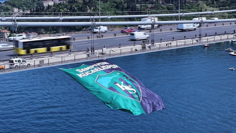 Kocaelispor Bayrağı Boğaz'da: Şampiyonluk İstanbul'u Salladı!