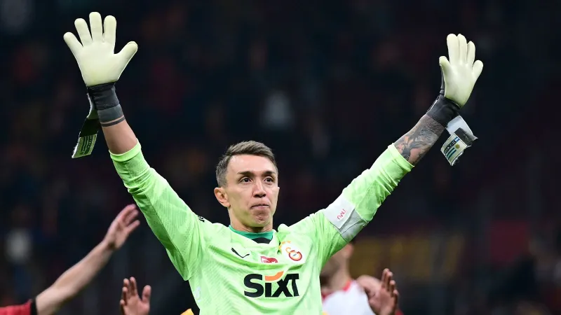 Muslera Efsanesi! Bülent Korkmaz'ı Yakaladı, Rekor Onun Mu Olacak?