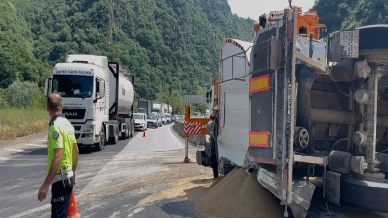 Yem TIR'ı Devrildi: Sakarya'da Yol Kaos!