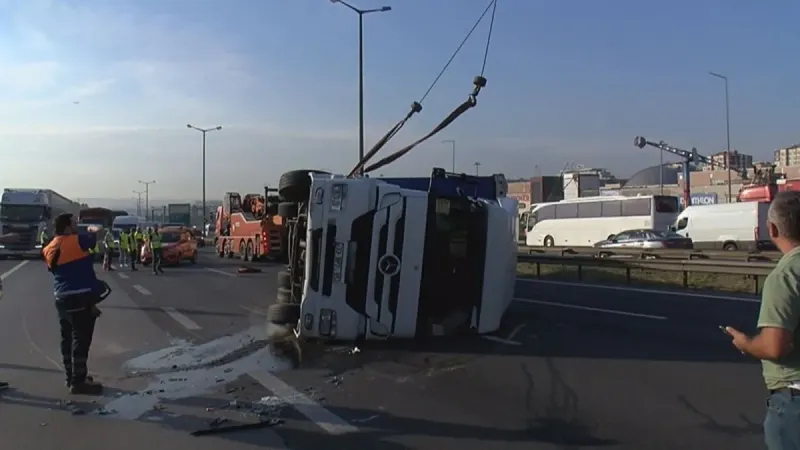 Pendik'te Tır Kabusu! Devrildi, Ekipler Seferber Oldu!