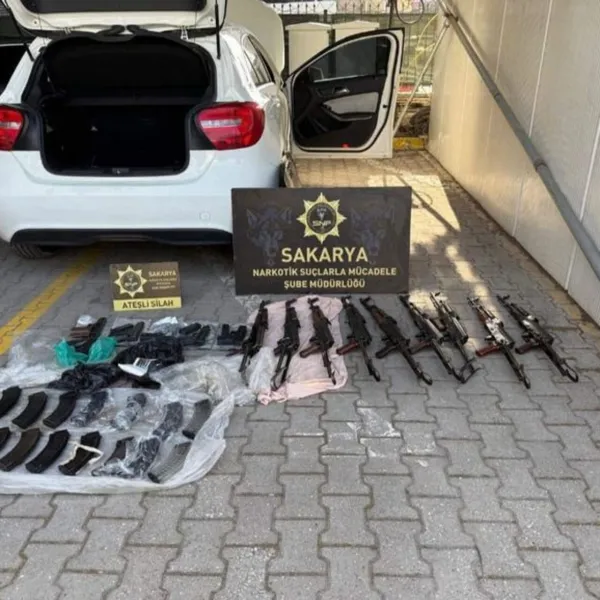 Polis memuru silah sevkiyatında yakalandı