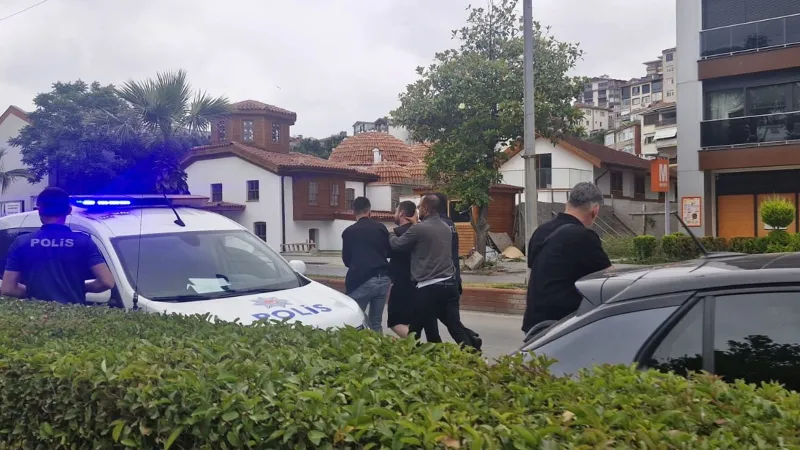Takip ettiği kadına gül vermek isteyip reddedilince bıçak gösteren saldırgan serbest bırakıldı
