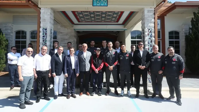 TFF Başkanı Hacıosmanoğlu ve milli futbolcular, Aziz Sancar'ı ziyaret etti