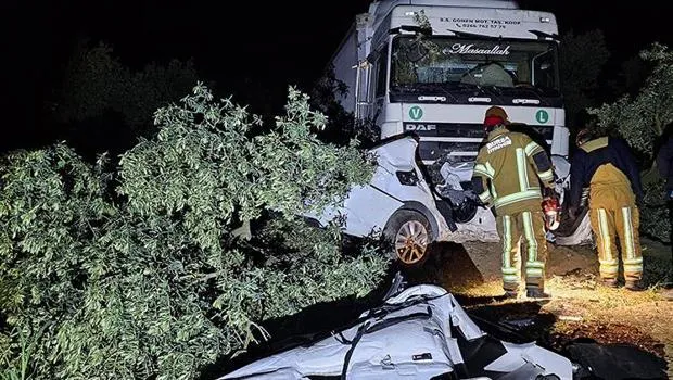 Tır otomobili biçti: 1 ölü, 1 yaralı