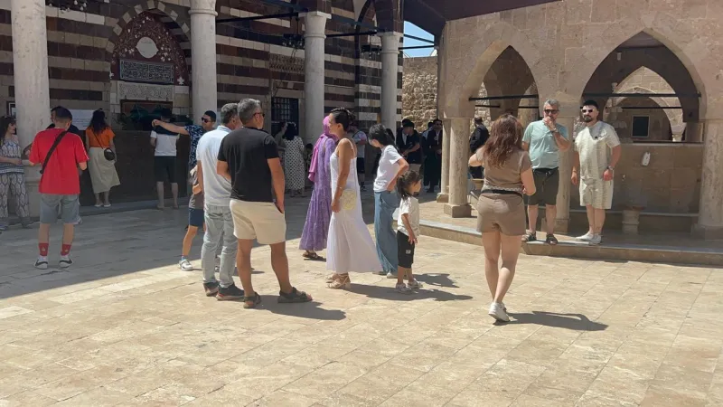 Van'da Cami Şoku! Turistlerin Utanç Verici Kıyafetleri Tepki Çekti