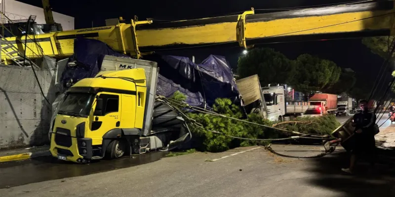 Vinç TIR'a Çarptı! Manisa'da Korkunç Kaza Anı